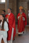 Binnenkomst in kerk Mgr. Hendriks